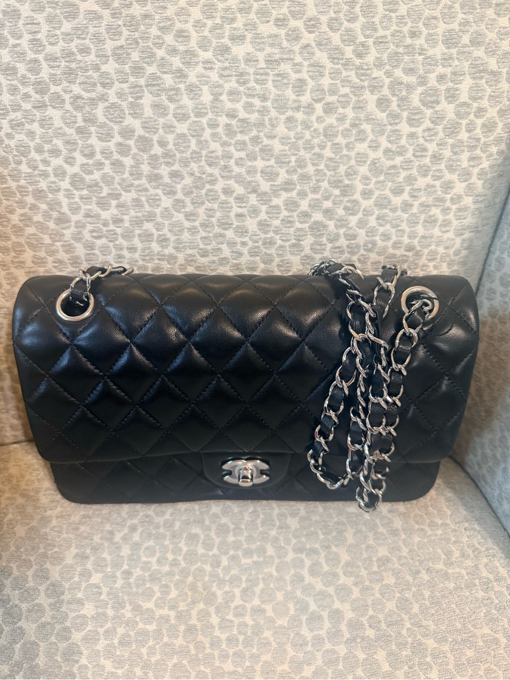 Lambskin leather shoulder bag
Free Shipping
